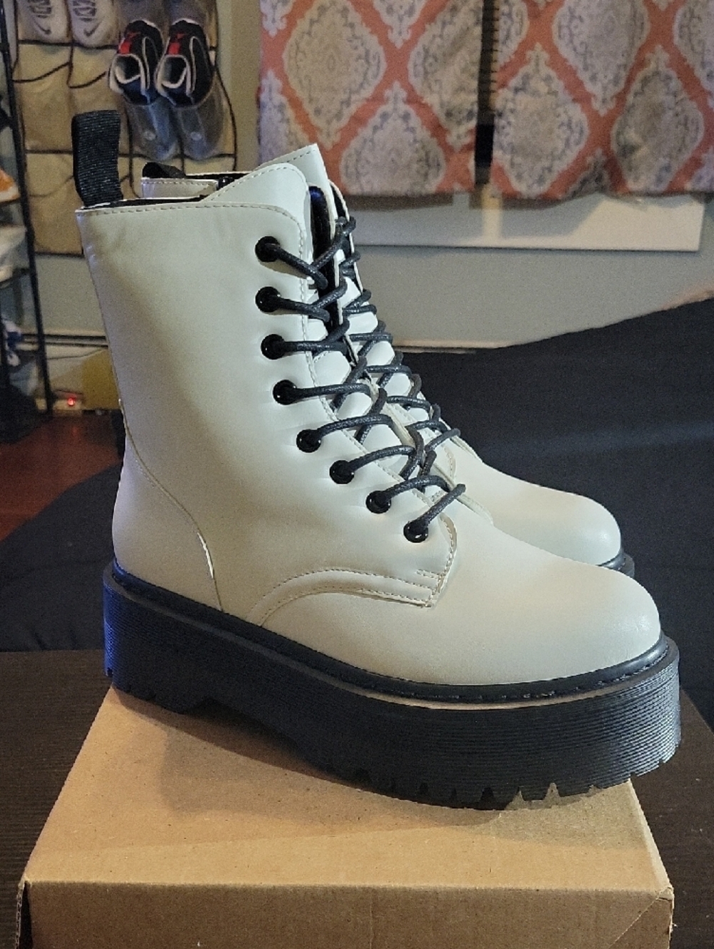 Cushionaire Daria Lace-Up Chunky Platform Combat Boots Womens 7.5 NEW - Picture 3 of 10